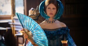 Mia Goth diz que precisou vencer medo de insetos para “Frankenstein”