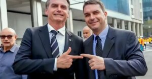 Campanha de Flávio debate se biografia de Bolsonaro deve ser lançada antes das eleições