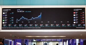 Ibovespa dispara após falas de Trump e desgaste político de Flávio Bolsonaro