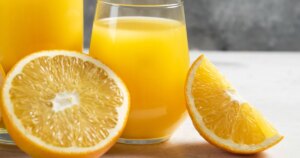 Mundo deixa de consumir 2 bilhões de caixas de laranja em forma de suco