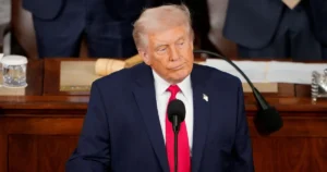 Aprovação de Trump permanece próxima da mínima histórica, aponta pesquisa