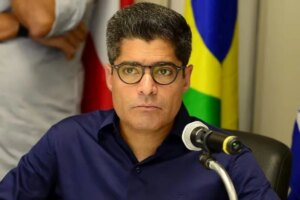 Avião com ACM Neto faz pouso emergencial na Bahia após problema técnico