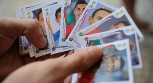 Quantas figurinhas da Copa dá para comprar com R$ 300 milhões da Mega-Sena?