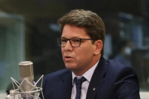 No X, Mario Frias responde ministro Flávio Dino sobre intimação por Dark Horse