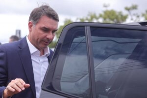 Flávio Bolsonaro desembarca nos EUA à espera de encontro com Trump
