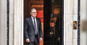 Por um fio, primeiro-ministro britânico Starmer enfrenta crise profunda