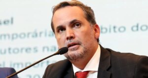 Subvenção de R$ 0,44 à gasolina deve ser suficiente, diz ministro