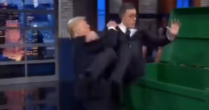 Casa Branca posta vídeo que mostra Trump jogando apresentador no lixo
