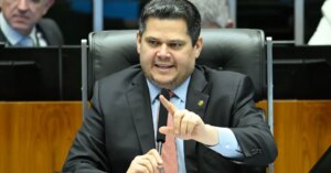 Alcolumbre decide não ler requerimento de CPMI do Banco Master