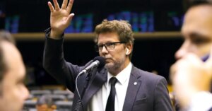 Flávio Dino dá 48 horas para Câmara explicar ida de Mário Frias ao exterior