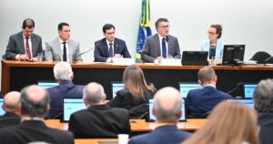 Adiamento do relatório da 6×1 marca disputas pela transição e compensação