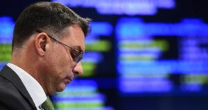 Flávio pede que Mendonça assuma ação sobre “Dark Horse”