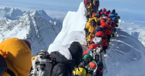 Recorde histórico de alpinistas no Everest gera congestionamento no cume; veja vídeo da fila