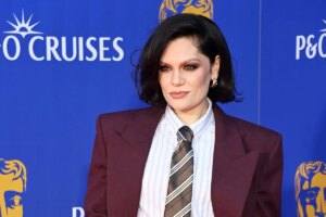 Jessie J revela remissão do câncer de mama e comemora