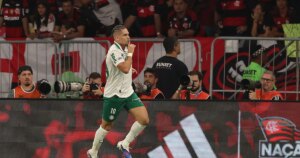 Paulinho marca terceiro gol do Palmeiras e fecha vitória contra Flamengo