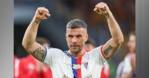Podolski se despede dos gramados antes de assumir comando de clube polonês