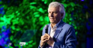 Flávio Bolsonaro deve explicar elo com Daniel Vorcaro aos seus eleitores, diz Caiado