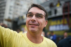 Flávio Bolsonaro embarca para os EUA em busca de encontro com Trump