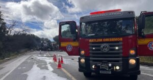 BR-251 é liberada após acidente entre ônibus e carreta em Minas Gerais