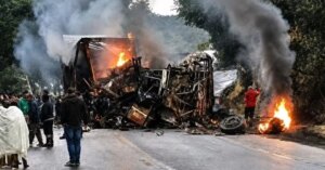 Batida frontal entre ônibus e caminhão deixa pelo menos 8 mortos em MG
