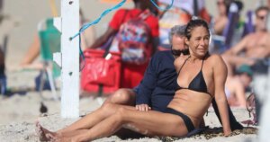 Andrea Beltrão ganha beijinho discreto ao renovar o bronze em Ipanema