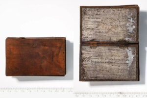 Caderno medieval é achado em latrina durante obra na Alemanha