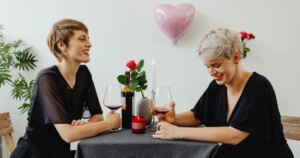 Astróloga do Tinder revela como usar signos para garantir o encontro ideal