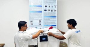 Alunos do RJ criam maca comandada por voz e ganham prêmio de ciência