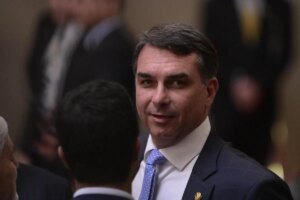 Após críticas, marqueteiro de Flávio Bolsonaro decide deixar campanha