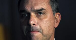O dia mais difícil para Flávio: queda em pesquisa, reunião com a bancada e transferência de Vorcaro