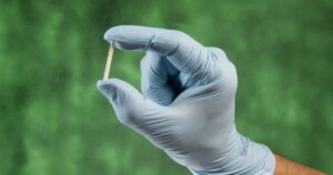 Implantes hormonais dividem entidades médicas após restrições do CFM