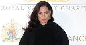 Jessie J celebra remissão de câncer de mama: “Solucei durante horas”
