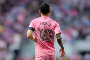 Messi sente lesão na coxa às vésperas da Copa do Mundo