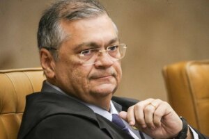 Dino derruba parte de decisão do TRE-AM que proibia bordão político