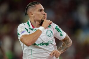 Palmeiras atropela Flamengo, vence por 3 x 0 e dispara na liderança
