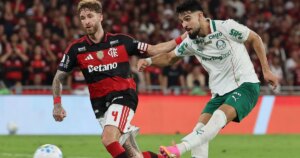 Palmeiras aproveita expulsão, vence Flamengo e dispara no Brasileirão