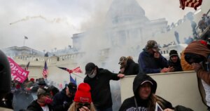 Policiais que defenderam Capitólio entram na justiça contra fundo de Trump