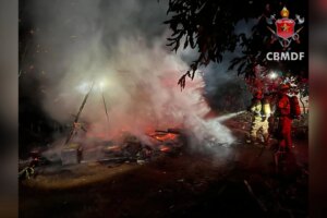Incêndio destrói casa no Paranoá e ameaça fiação elétrica