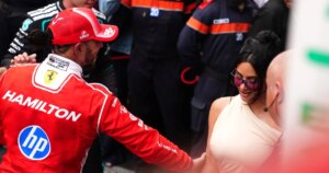 Kim Kardashian ganha beijo e chuva de champagne de Lewis Hamilton em F1