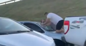 Vídeo: homem danifica carro da ex ao encontrá-la com novo companheiro