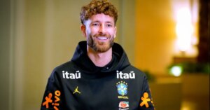Família de Léo Pereira não consegue visto para Copa, ex oferece ajuda