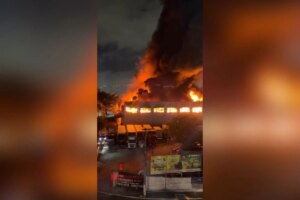 Incêndio de grandes proporções atinge prédio comercial em Guarulhos
