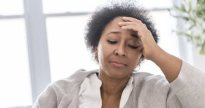 Nem todo cansaço é menopausa: o que seu corpo pode estar tentando dizer