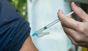 Após vacinação em massa contra dengue, Nova Lima espera reunião com MS